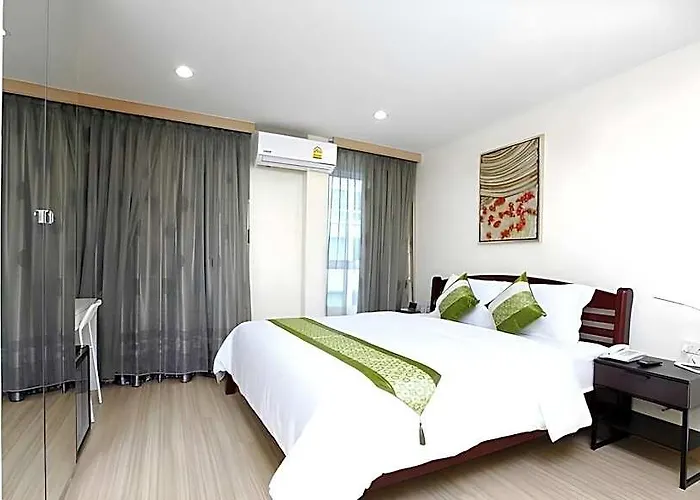 Отель V Check Sukhumvit 22